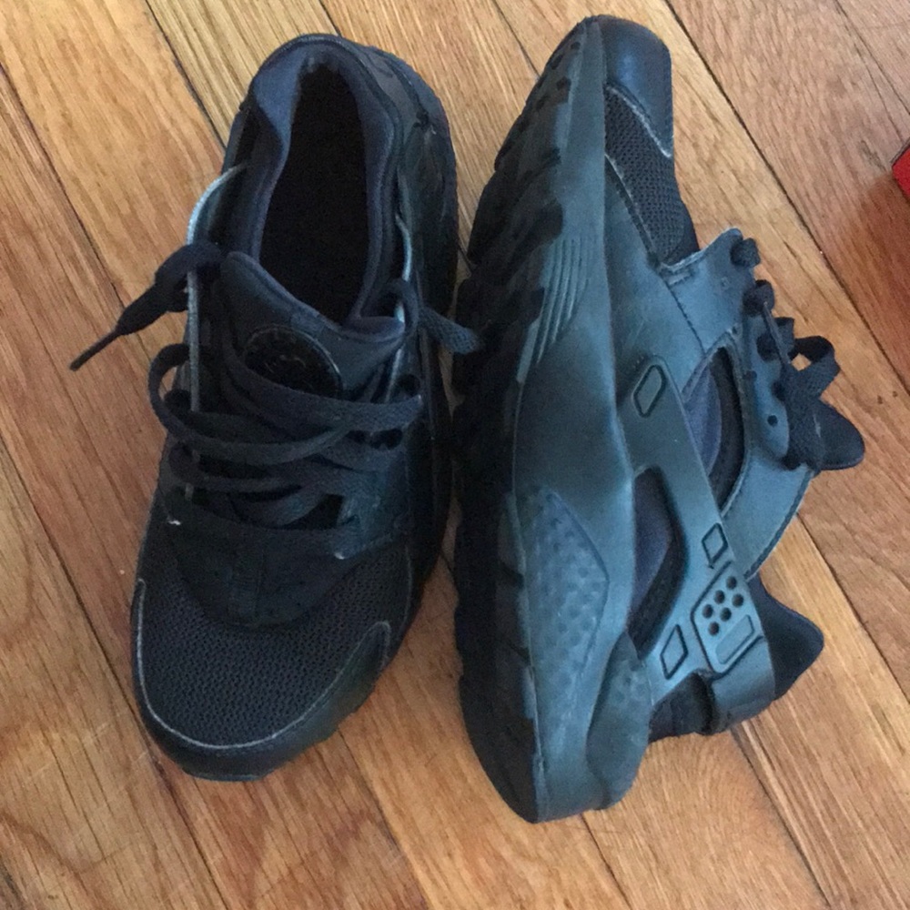 BLACK NIKE HUARACHE RUN SIZE 4.5
